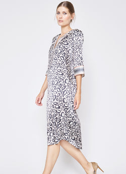 mille frydenberg silke satin kjole med giraf mønster og grafiske detaljer