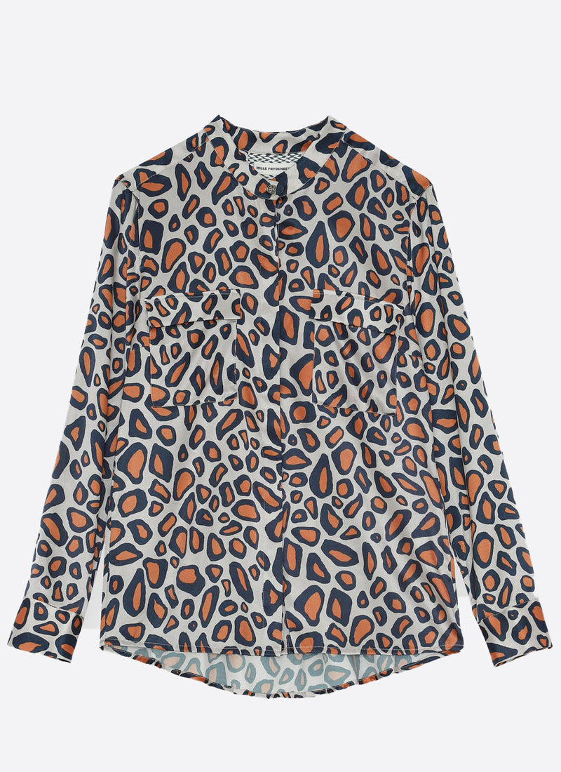 silke satin skjorte med giraf mønster