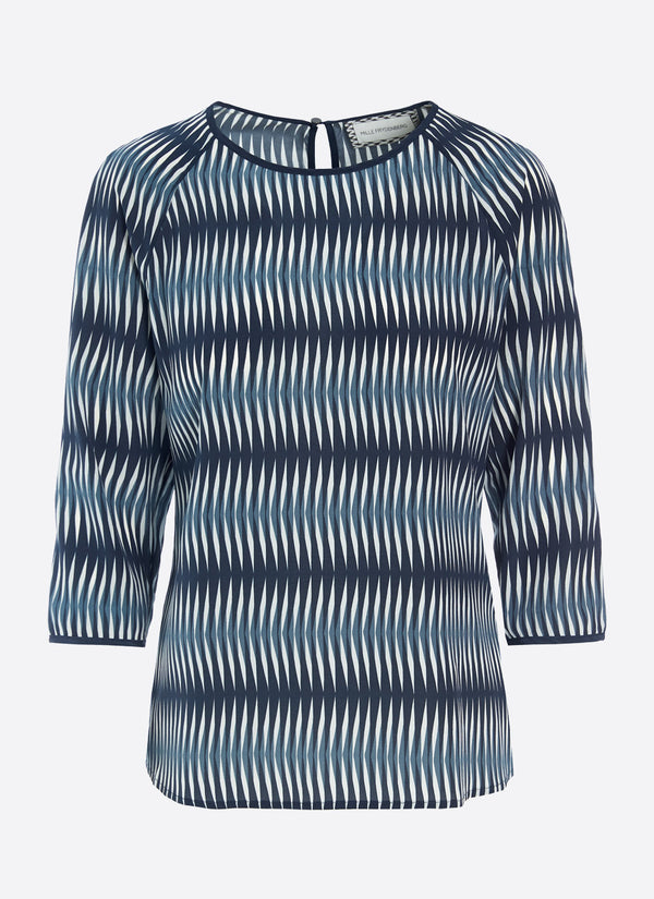 mørsilke bluse med grafisk zig-zag mønster i blå nuancer